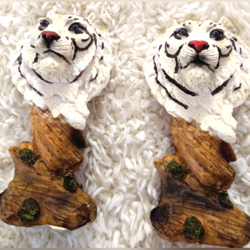 🌸🌸🌸Two White Tiger Head Figurines
